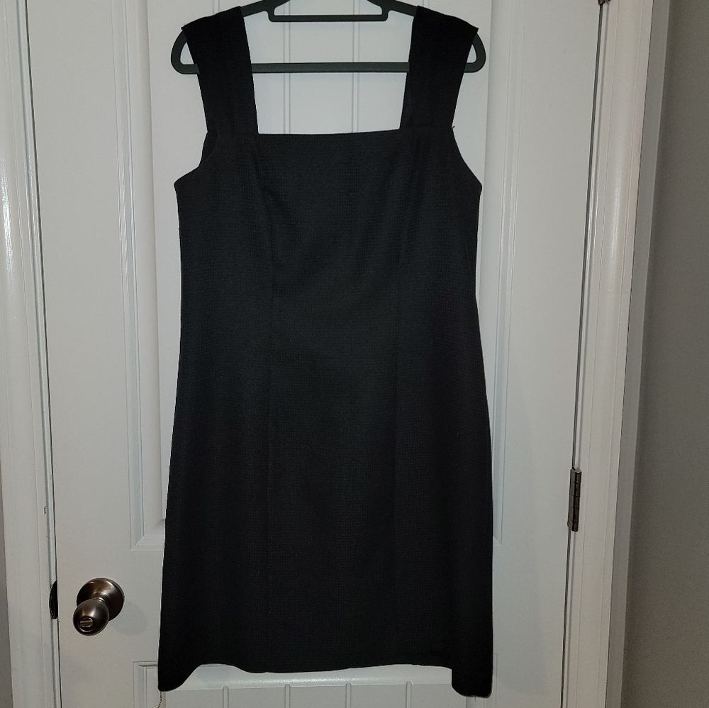 Black sleeveless dress